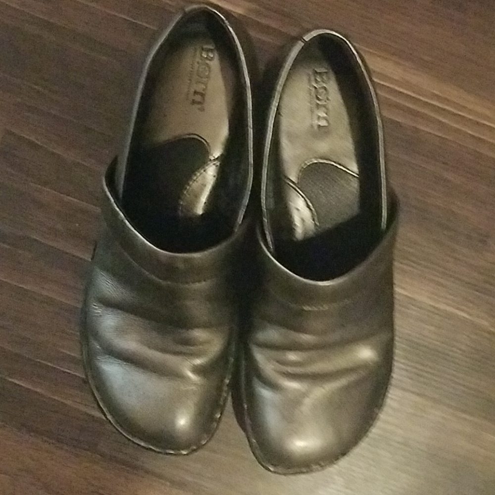 Size 7 and a half BORN slide on dark gold